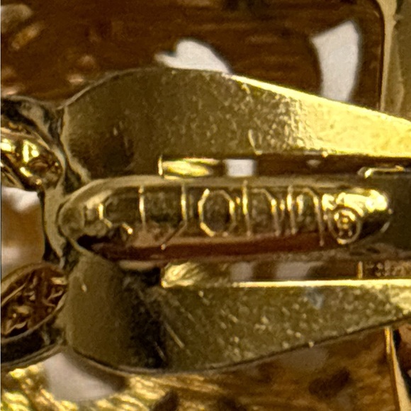 Vintage St John Gold Plated Openwork Clip Earrings 1-1/4” - Picture 8 of 10